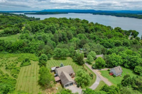 Mountain View Lake House Hot Tub, Home Theater, Game Room, Fire Pit, Pet Friendly